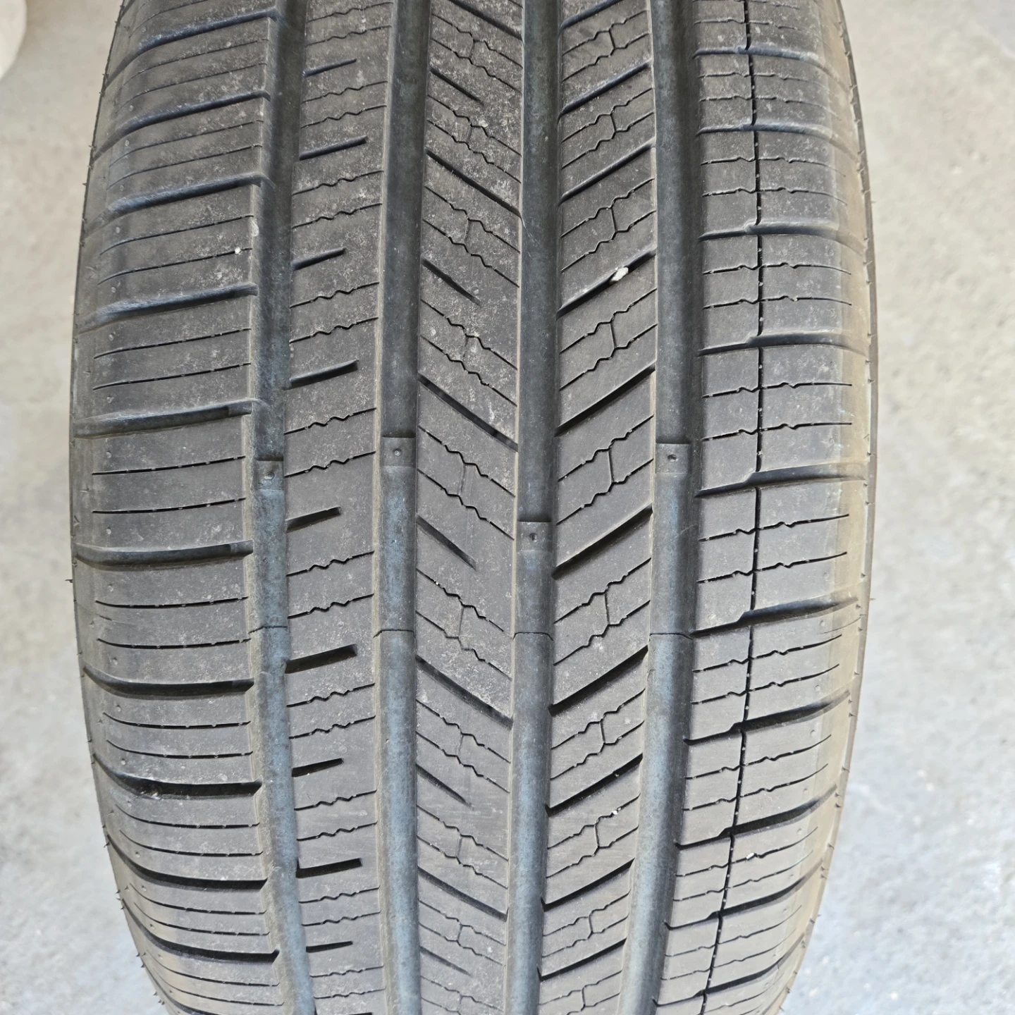 Motomaster "Performance Edge" 235/55R17 Tire