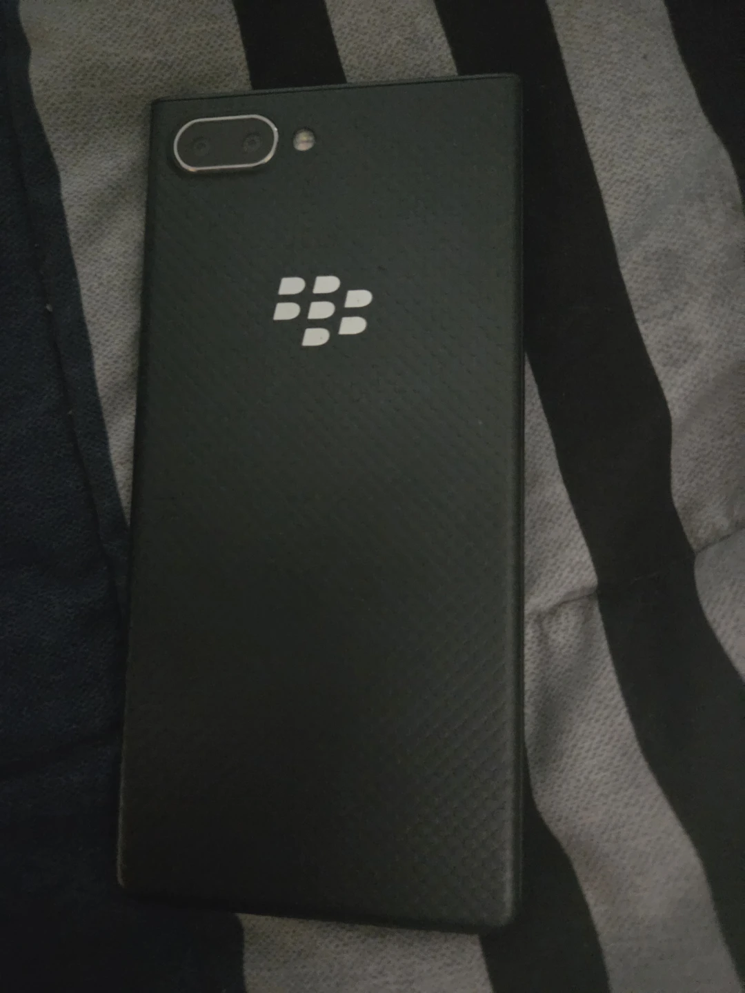 BlackBerry KEY2 LE Smartphone - Black - photo 2