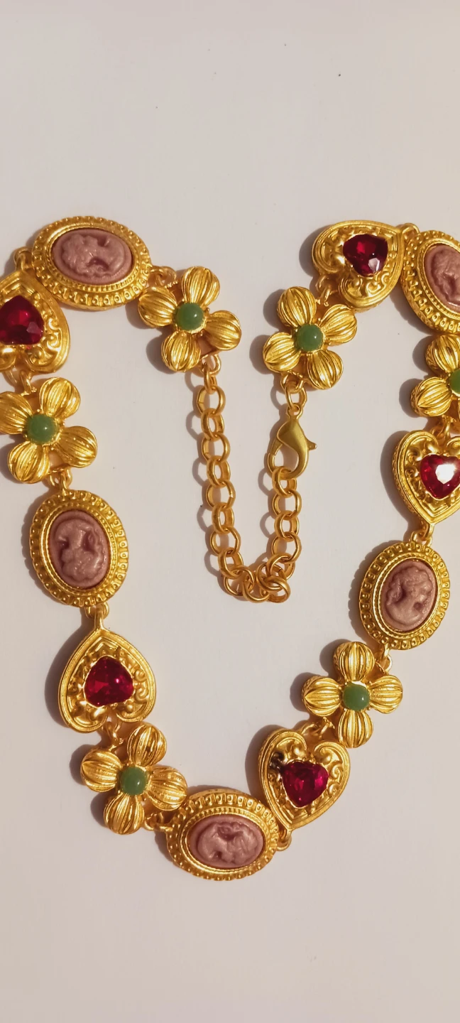 New !! Gold Tone Cameo Necklace with Red & Green Accents - photo 3