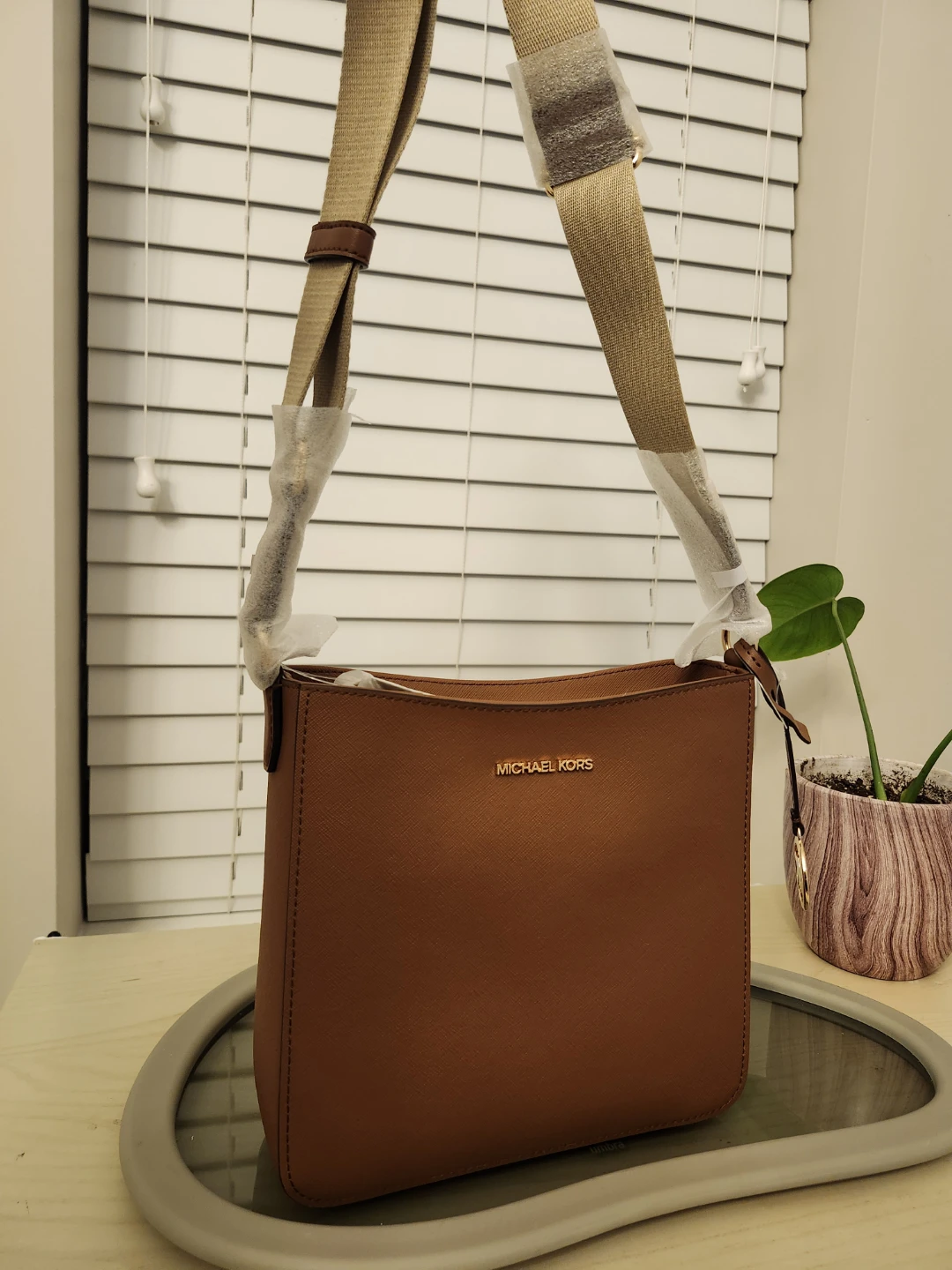 Brand new MK messenger crossbody - photo 4