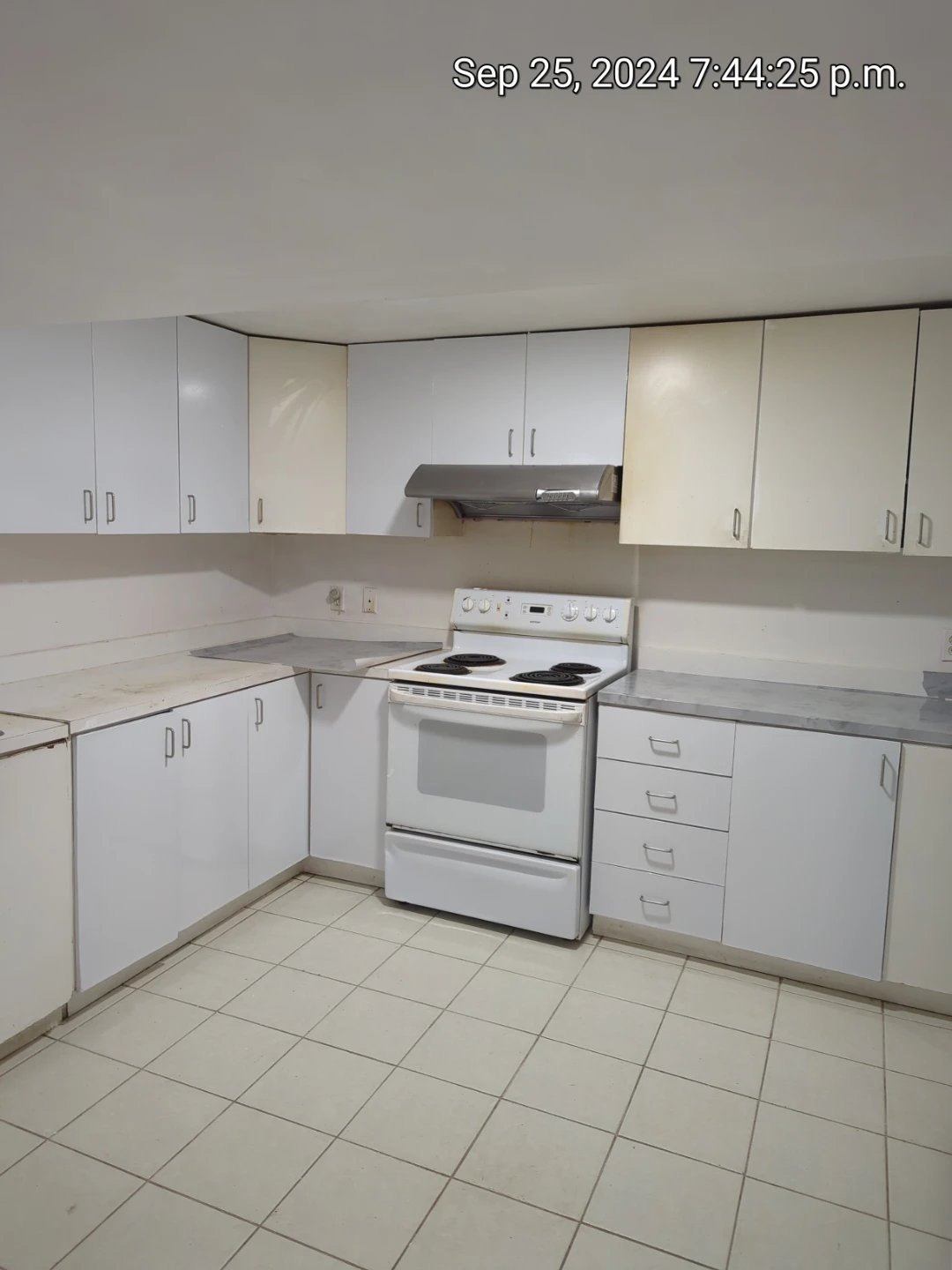 Basement 3 BR, WR, LR, Kit, Win & Wout Basement, Parking