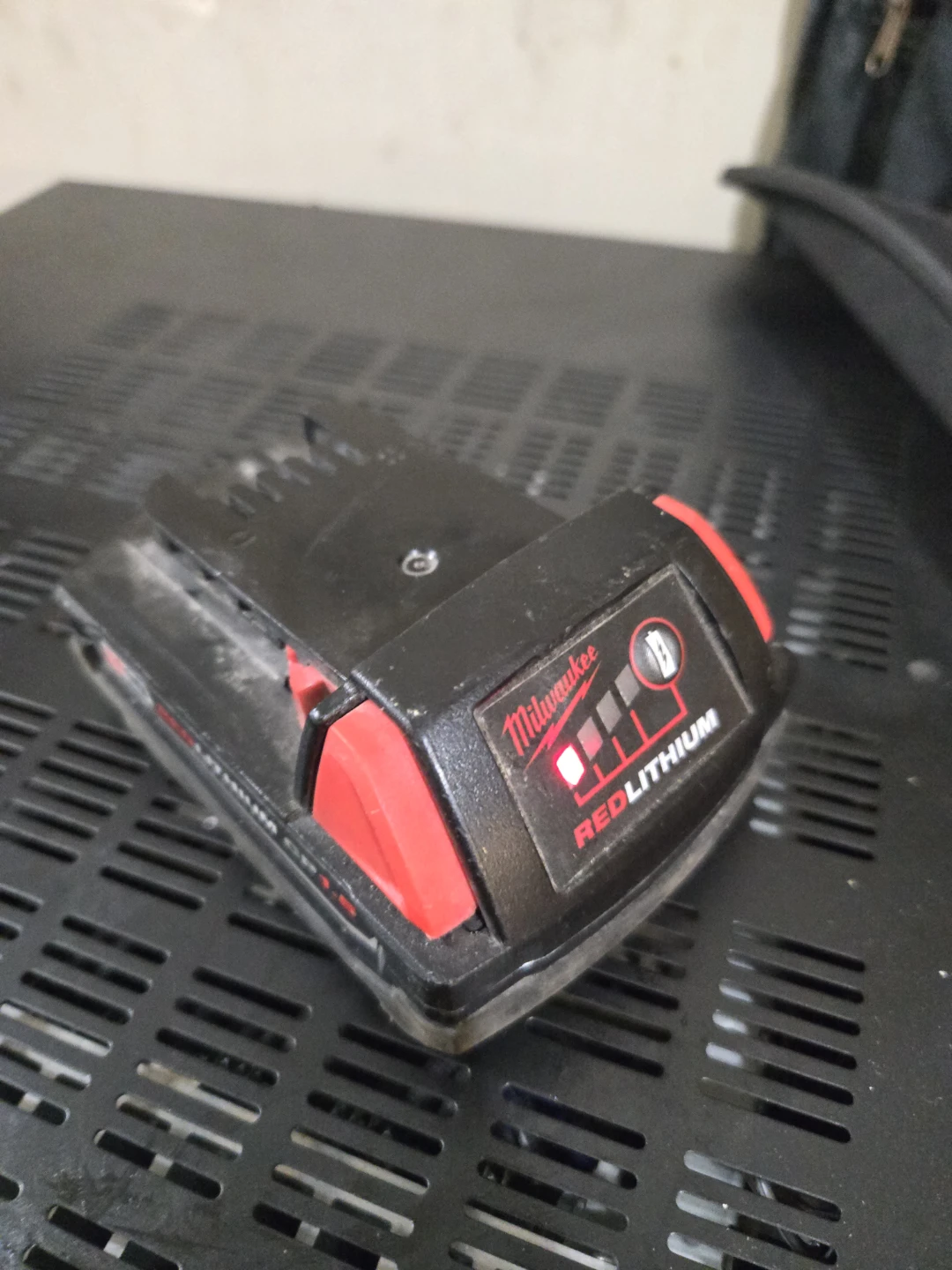 Milwaukee M18 REDLITHIUM CP1.5 Battery - photo 2