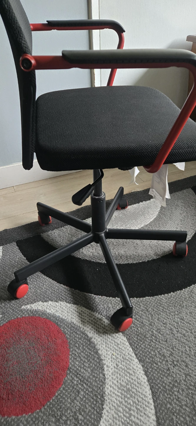 Black office chair with red accents - photo 2