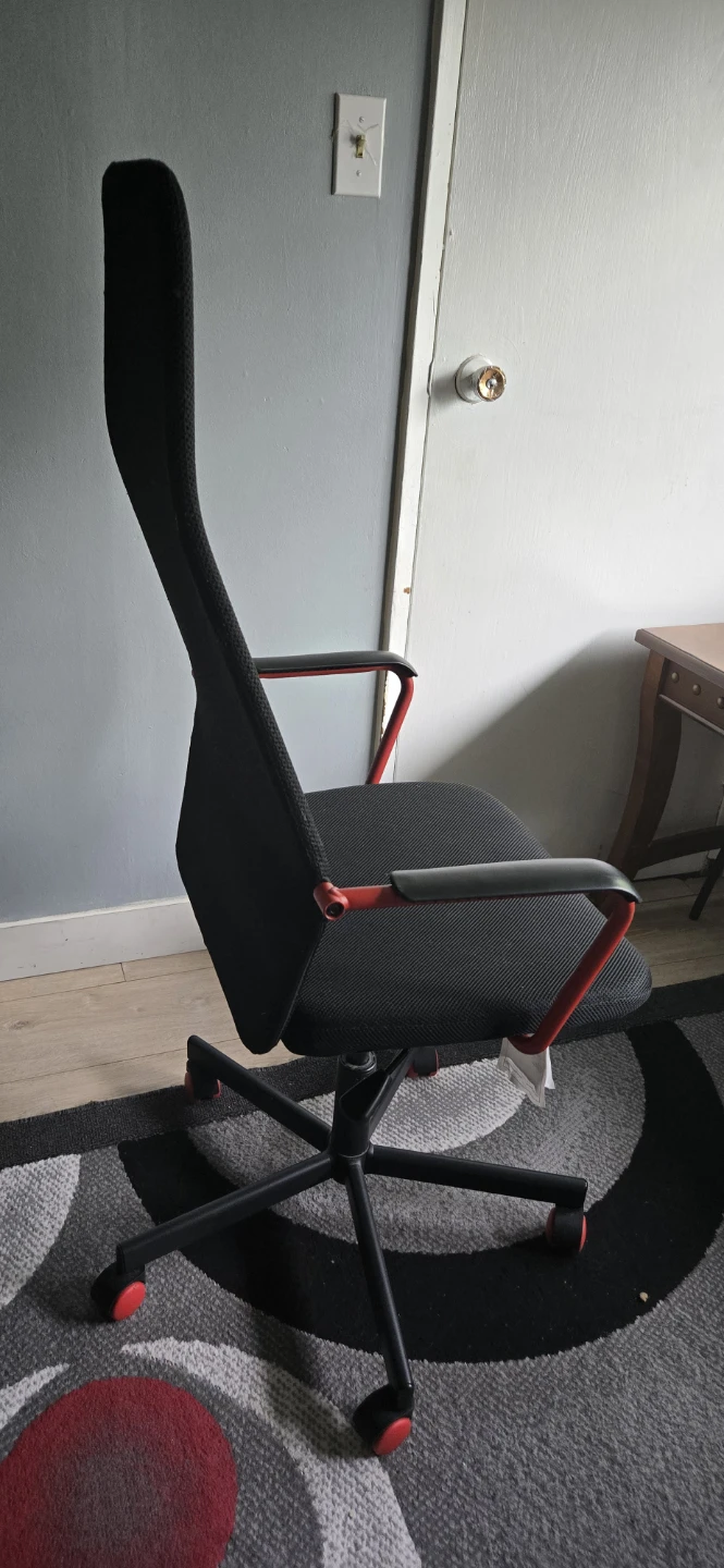 Black office chair with red accents - photo 3