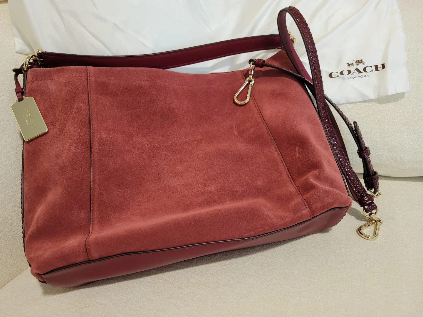 Coach Women's hobo bag in Black Cherry Suede - photo 3