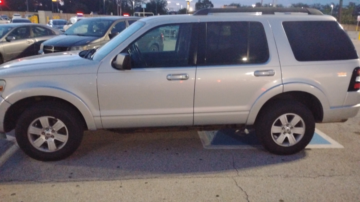 Ford Explorer SUV - photo 2