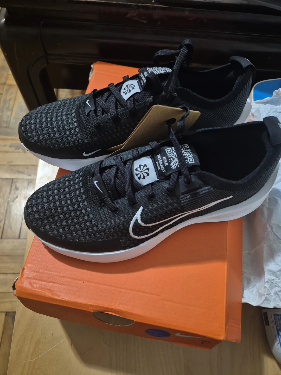 BNIB)Nike Size 7 Interact Run Women's Running Shoes Black/White