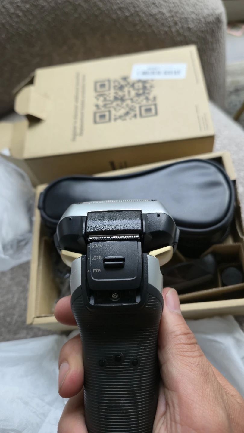 Panasonic Wet/Dry Electric Shaver with Travel Case - photo 3