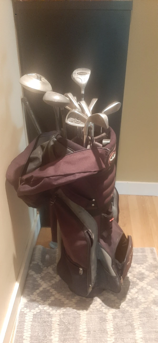 Complete Set Of Men's Right Handed Golf Clubs With Bag & Cover