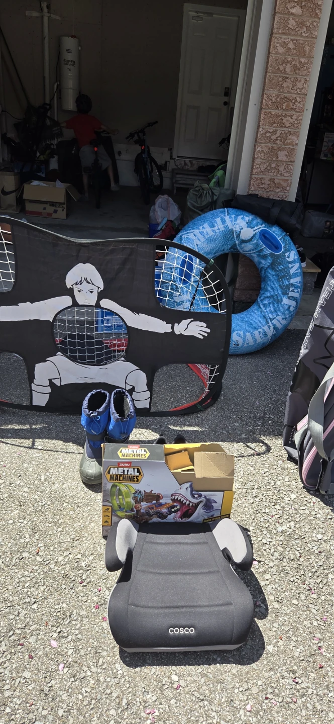 Moving Garage sale at Quil's run Mississauga. - photo 3