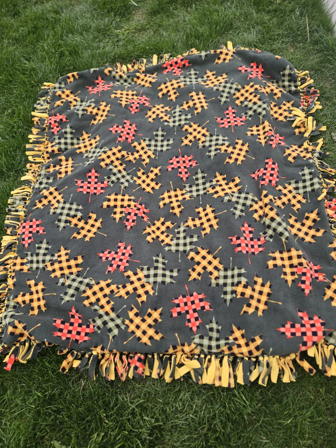 Fleece Throw Blanket with Maple Leaf Pattern
