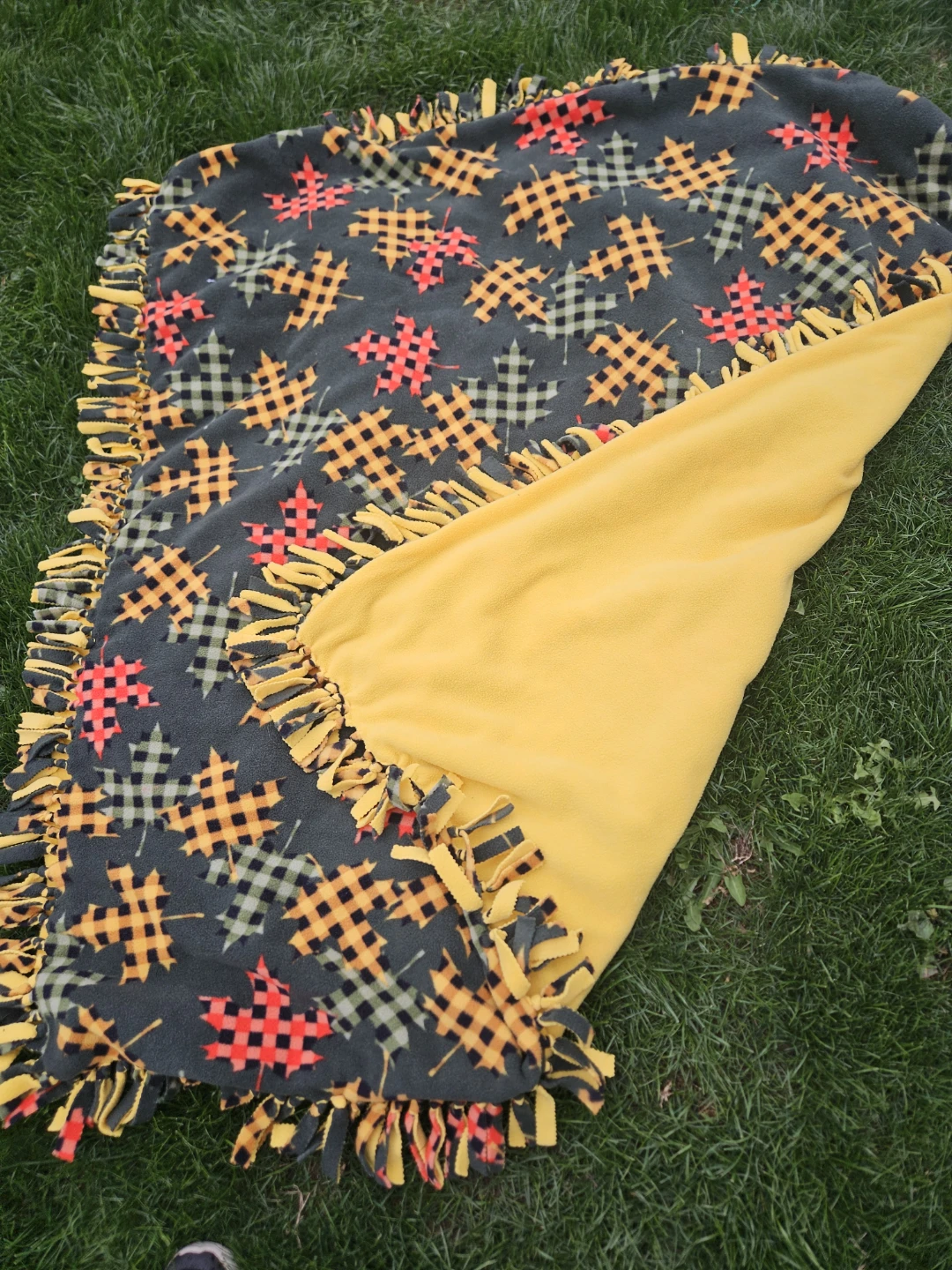 Fleece Throw Blanket with Maple Leaf Pattern - photo 2