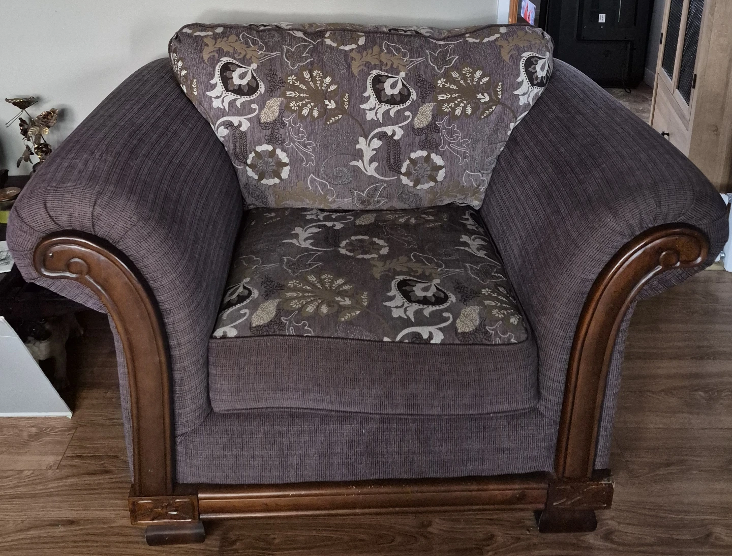 Sofa chair  very comfortable  but too big for our room - photo 3