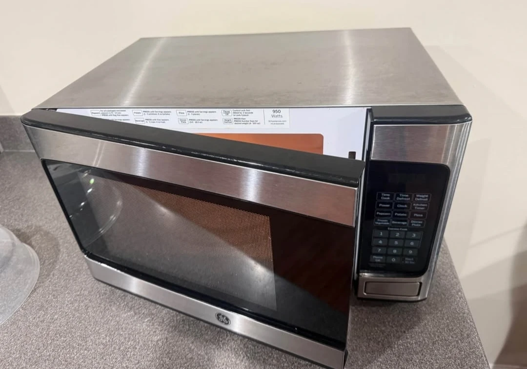 GE 950 Watt Microwave - photo 2