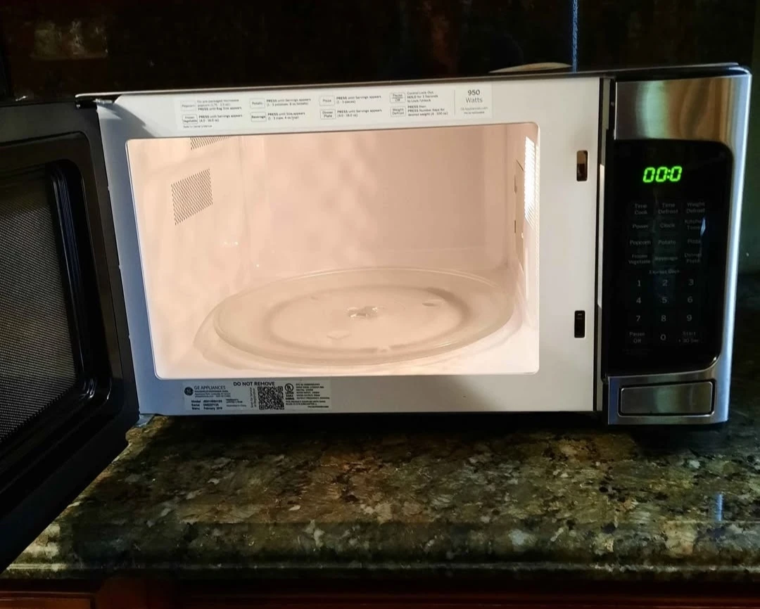 GE 950 Watt Microwave - photo 5