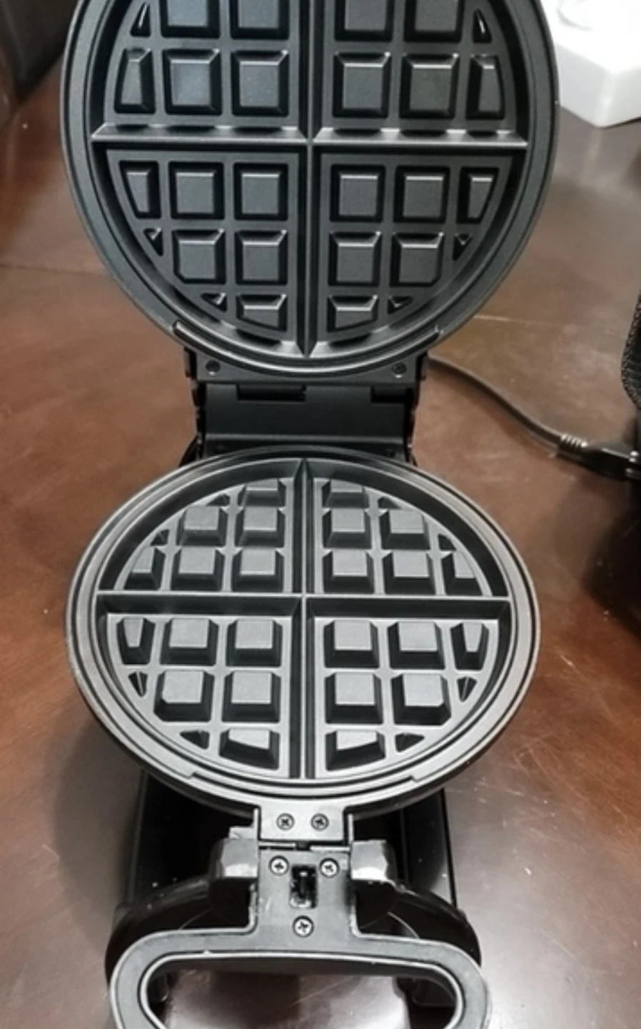 Hamilton Beach Flip Belgian Waffle Maker - photo 3