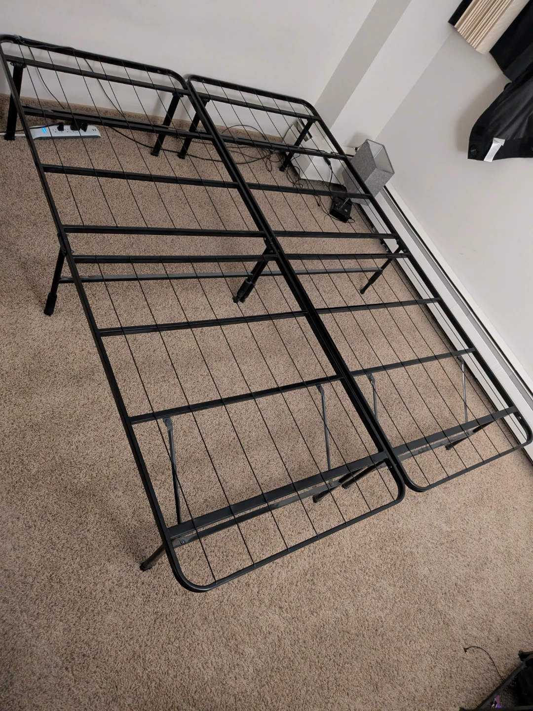 Queen size ZINUS Bedframe. No tool assembly just Wing nuts. - photo 2