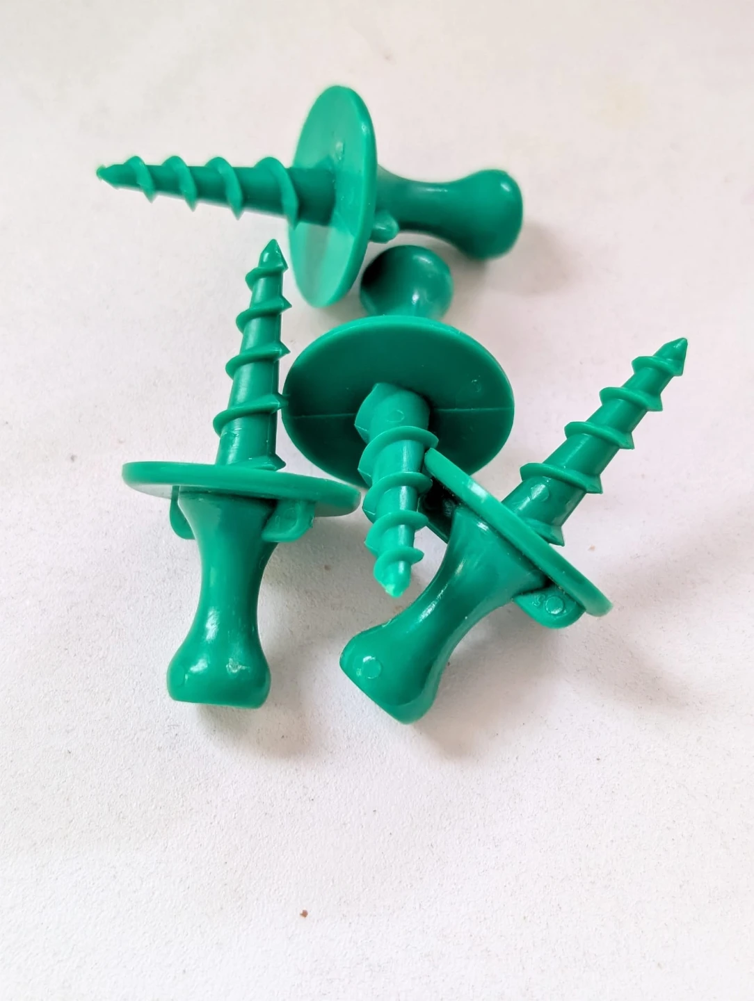 Green Plastic Anchor Screws (4 Pack)