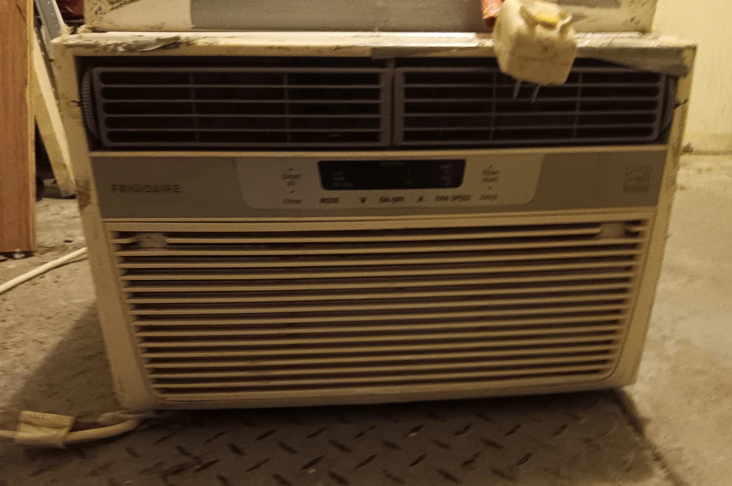 Used medium Frigidaire Window Air Conditioner - photo 2