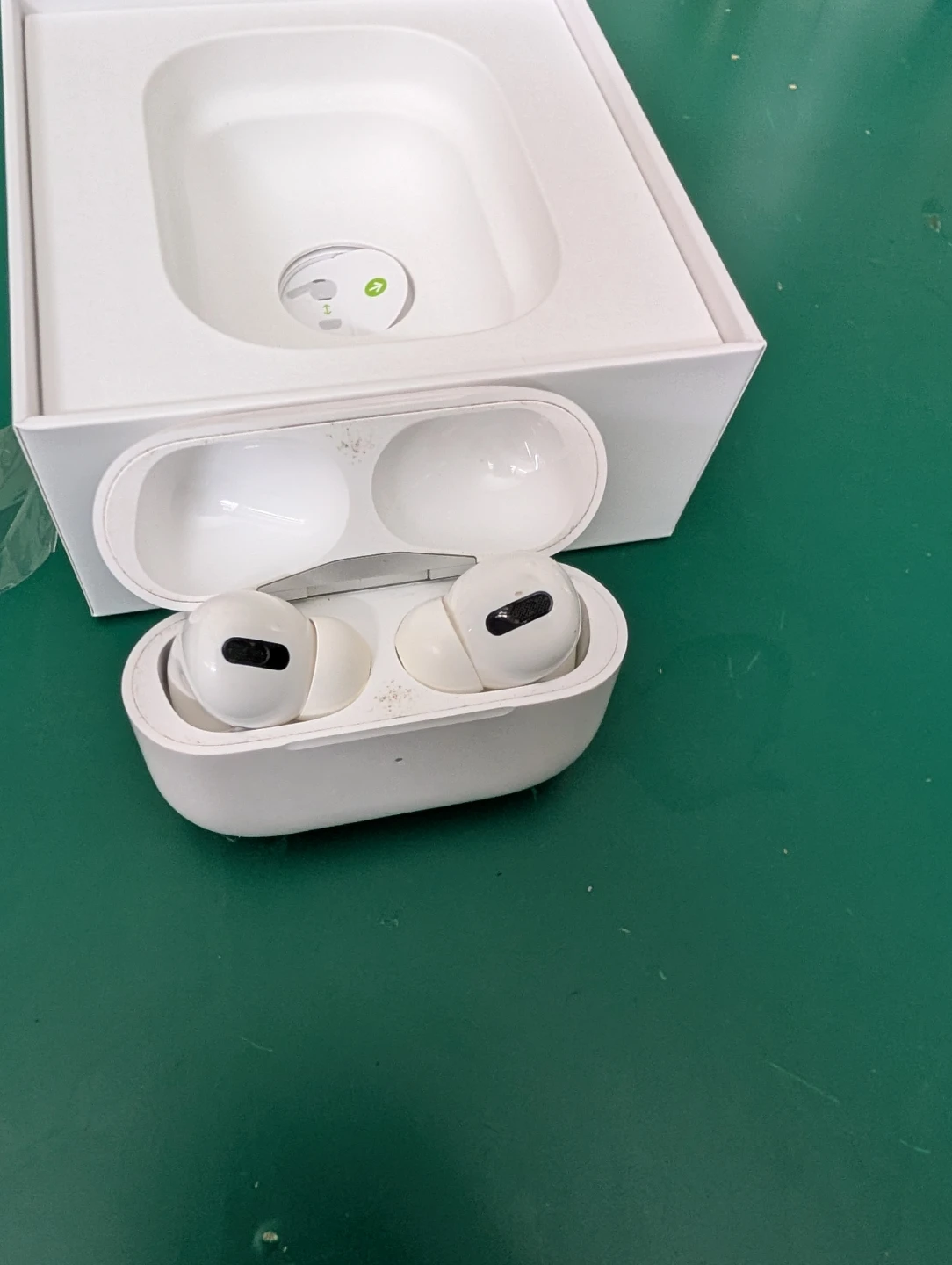 Apple AirPods Pro Wireless Charging Case - photo 2