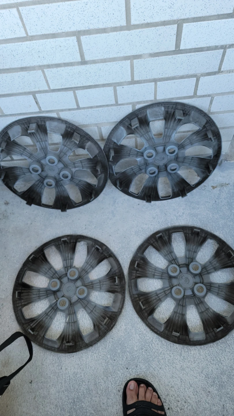 Set of 4 Hyundai Hubcaps - photo 4