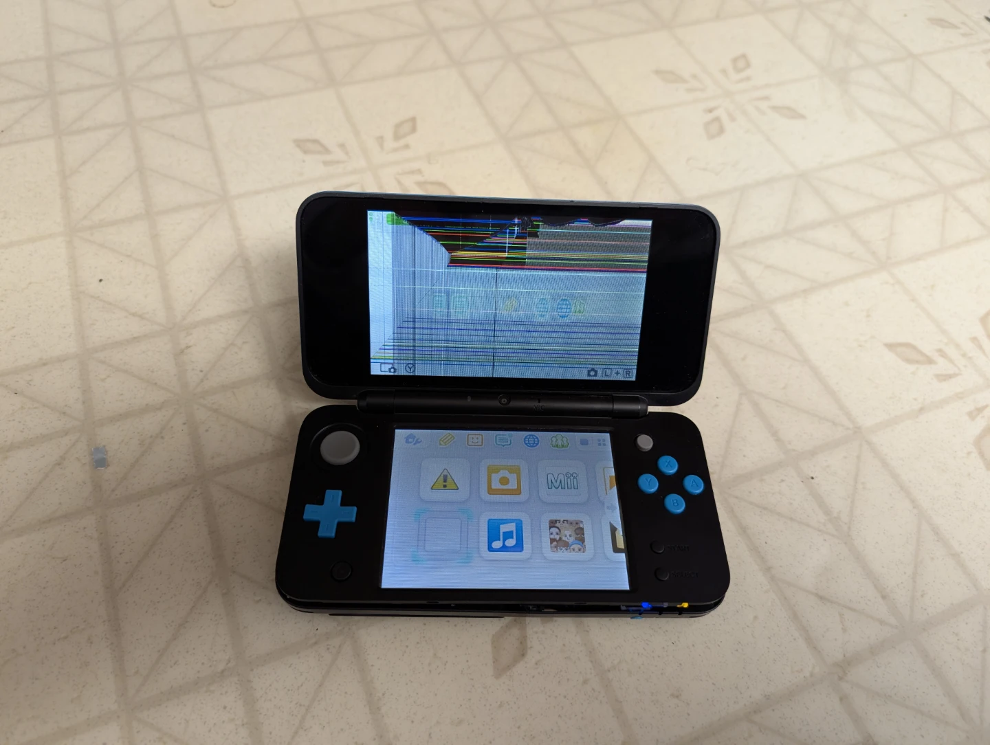 Nintendo 2DS XL - Black & Blue (Damaged Screen)