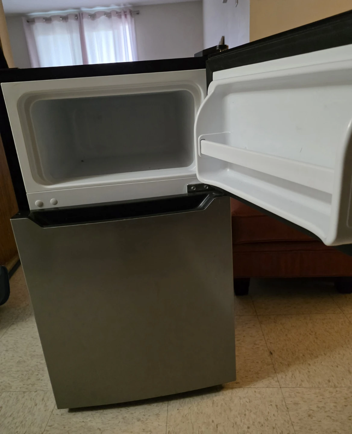 Hisense Mini Fridge - photo 2