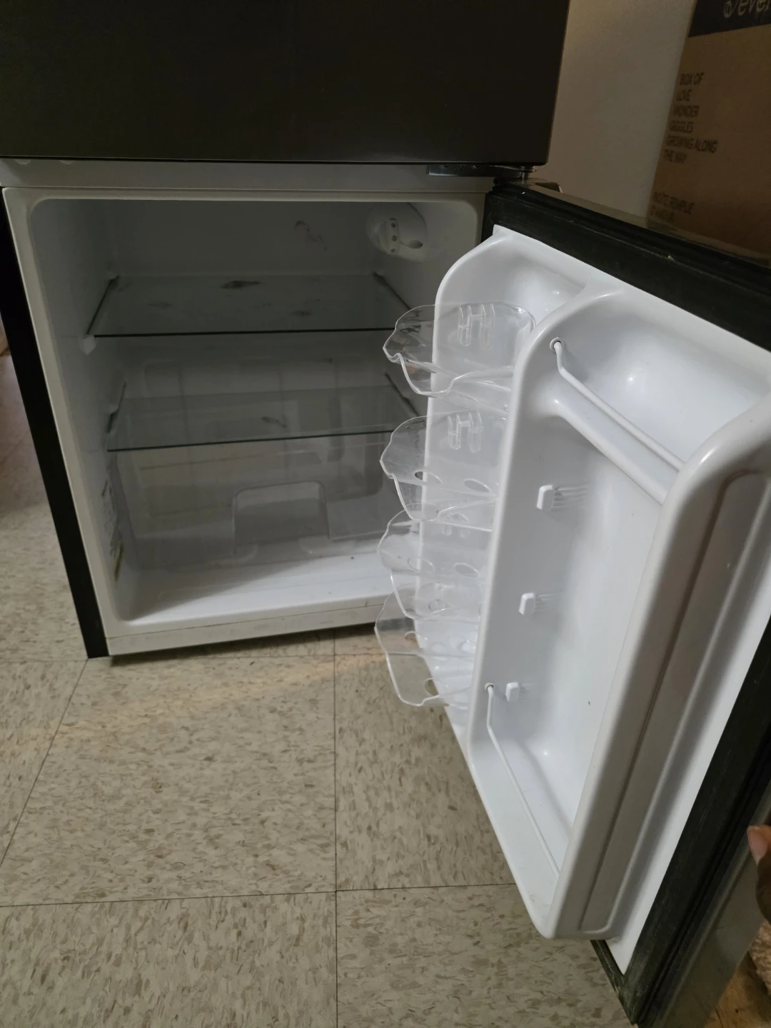 Hisense Mini Fridge - photo 3