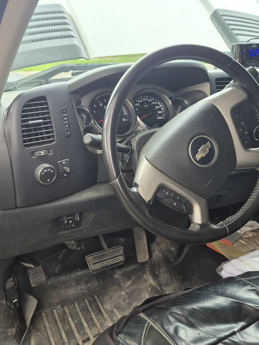 White Chevrolet Silverado 2500 HD Pickup Truck - photo 2
