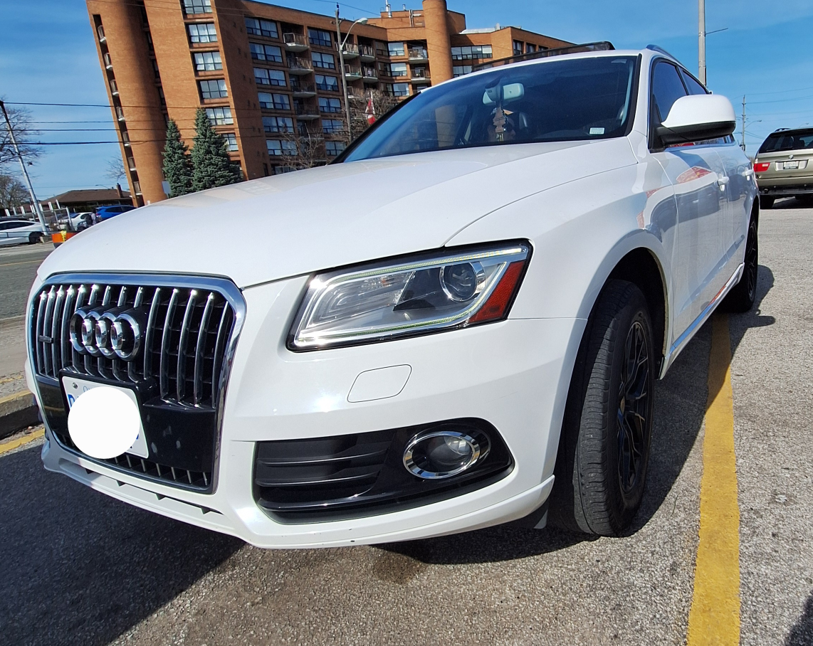White Audi Q5 2.0T quattro