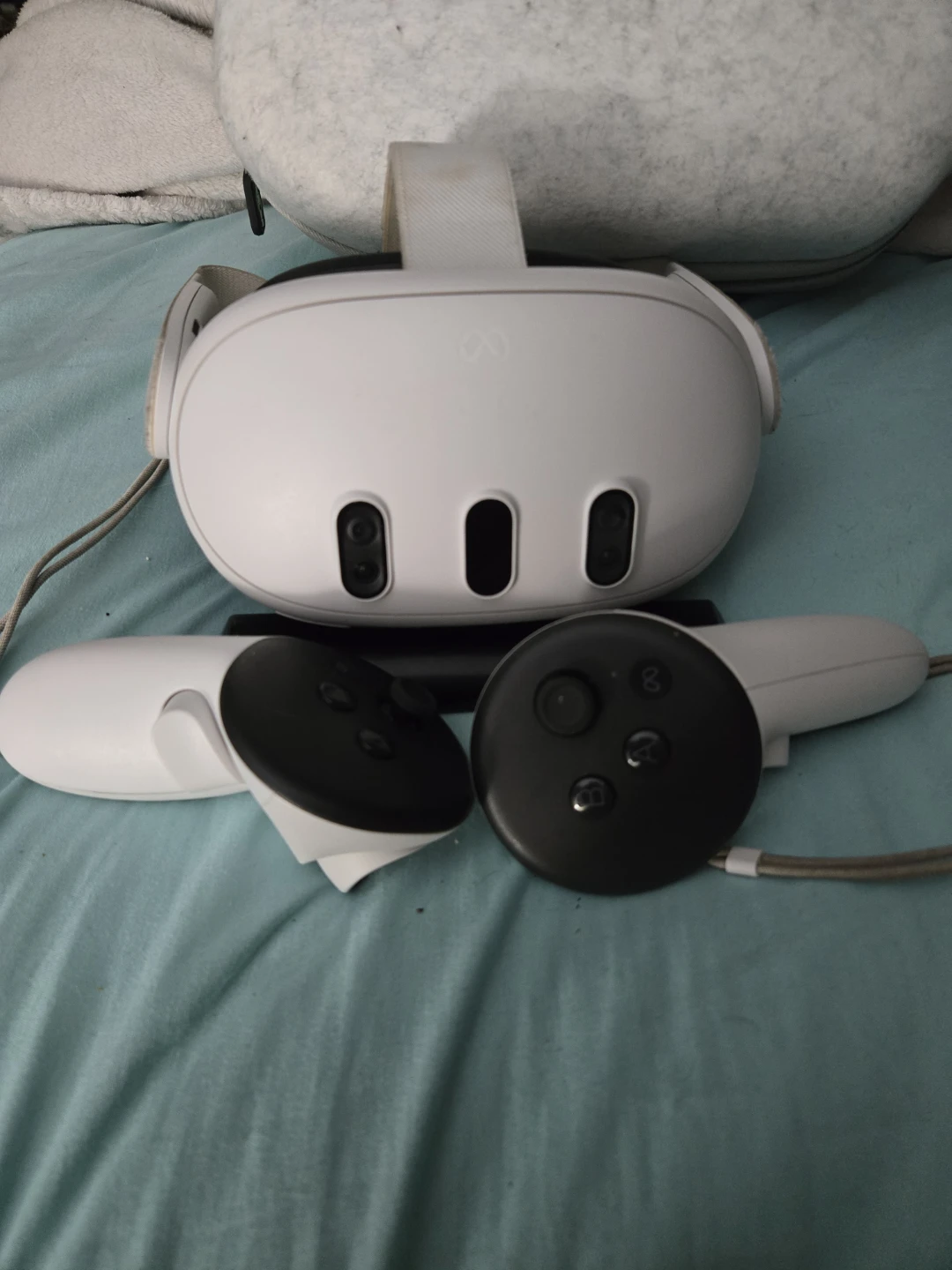 Meta Quest 2 VR Headset with Controllers and Case - photo 3