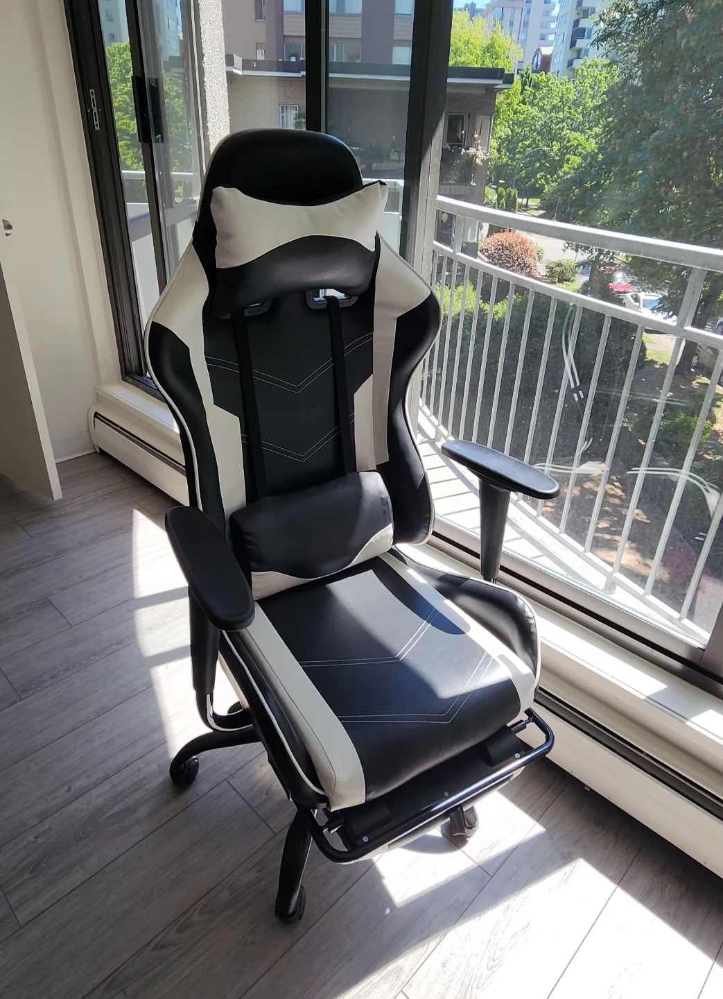 Ergonomic Gaming Chair with Footrest
