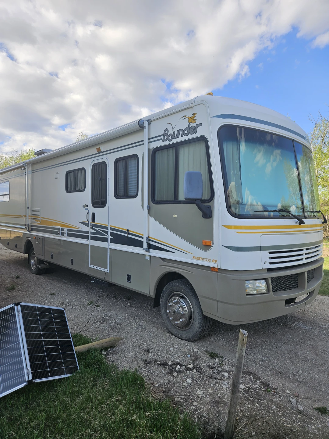 Fleetwood Bounder RV