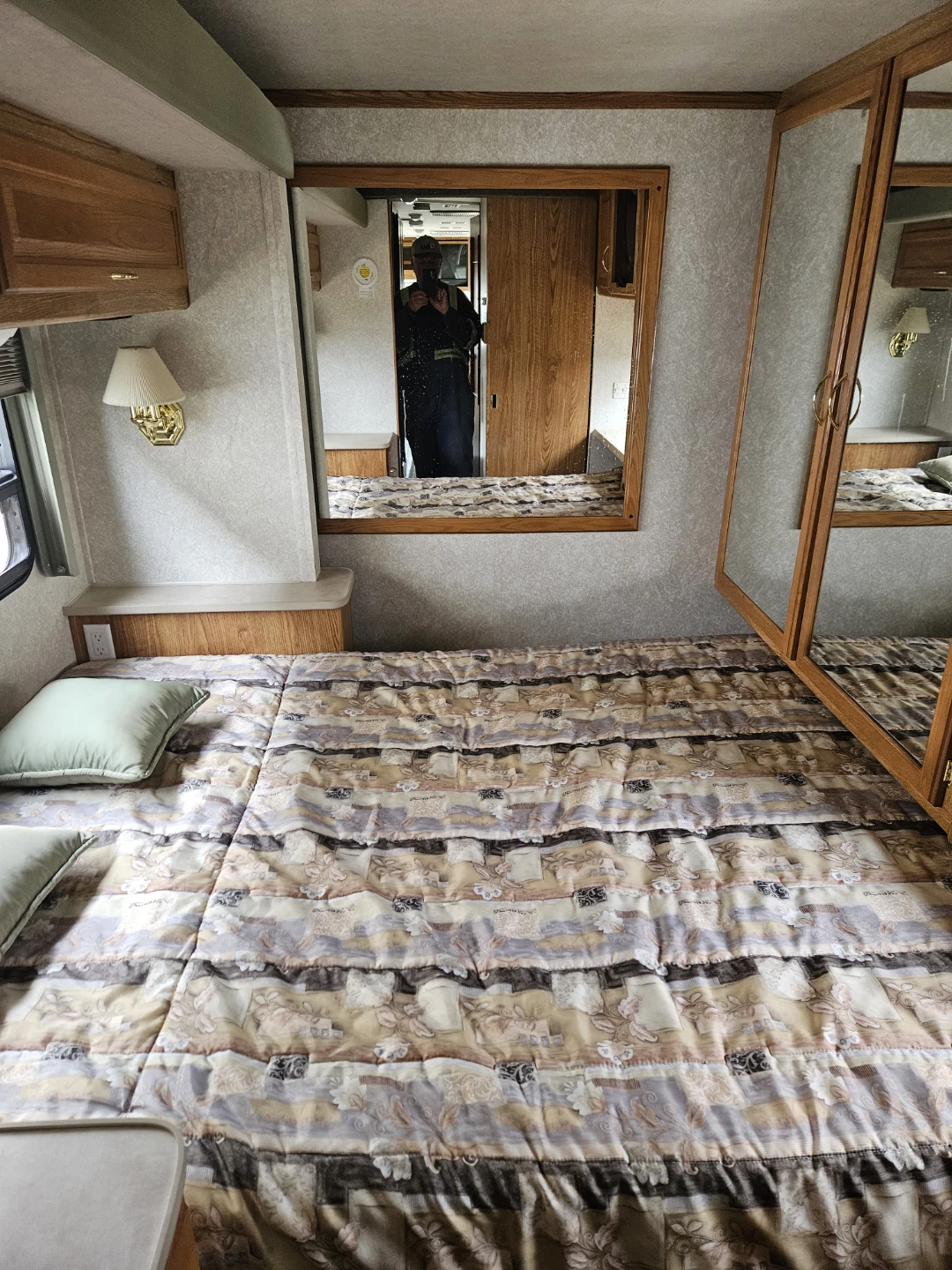 Fleetwood Bounder RV - photo 5