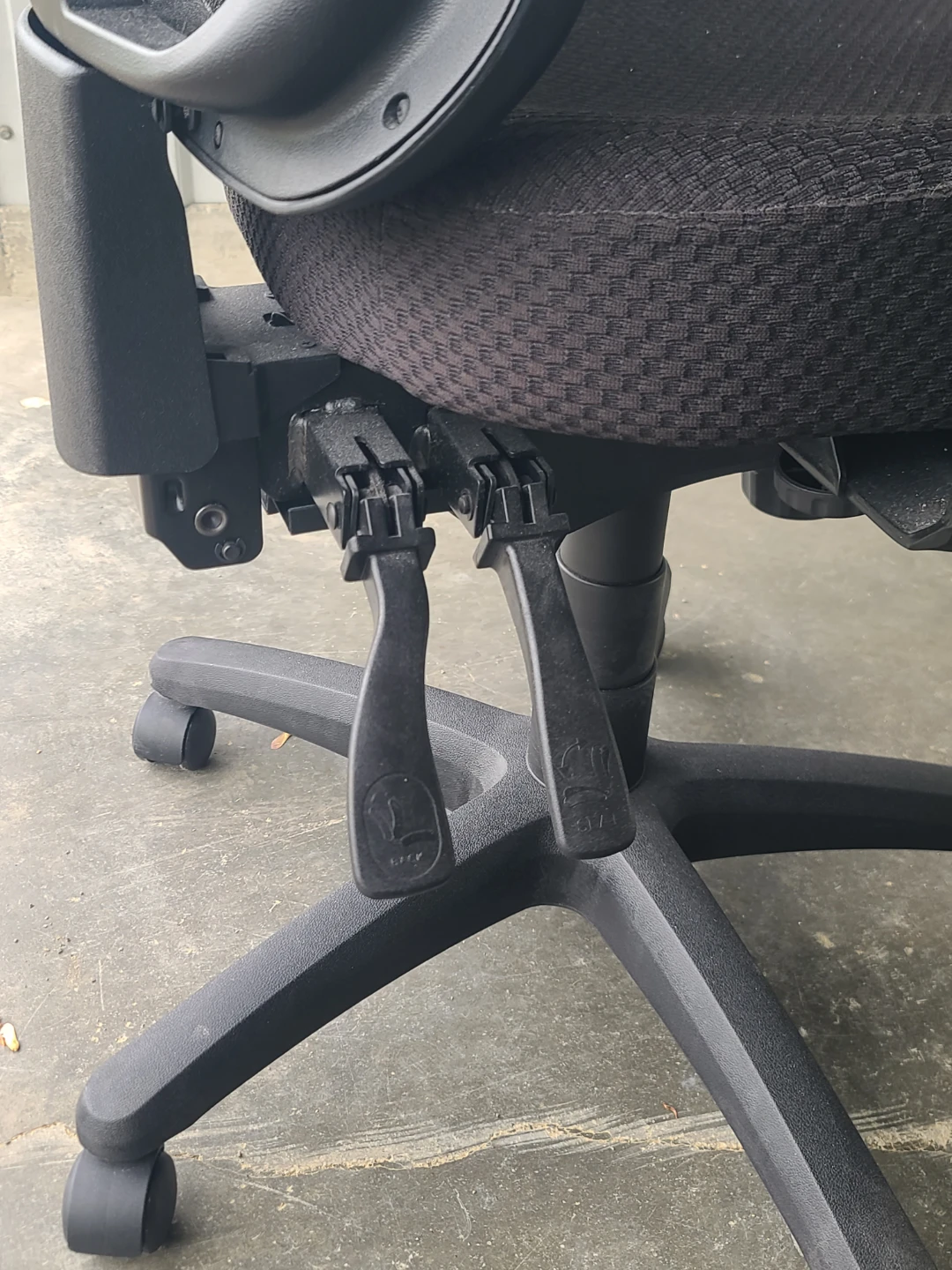 Black Mesh Office Chair - photo 5