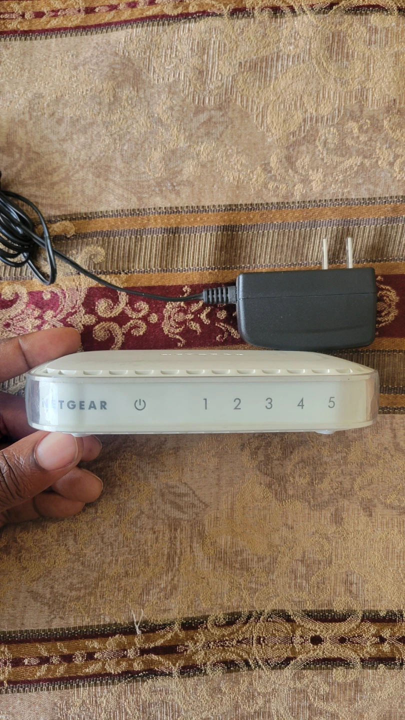 Netgear 5-Port 10/100 Mbps Switch FS605 - photo 3