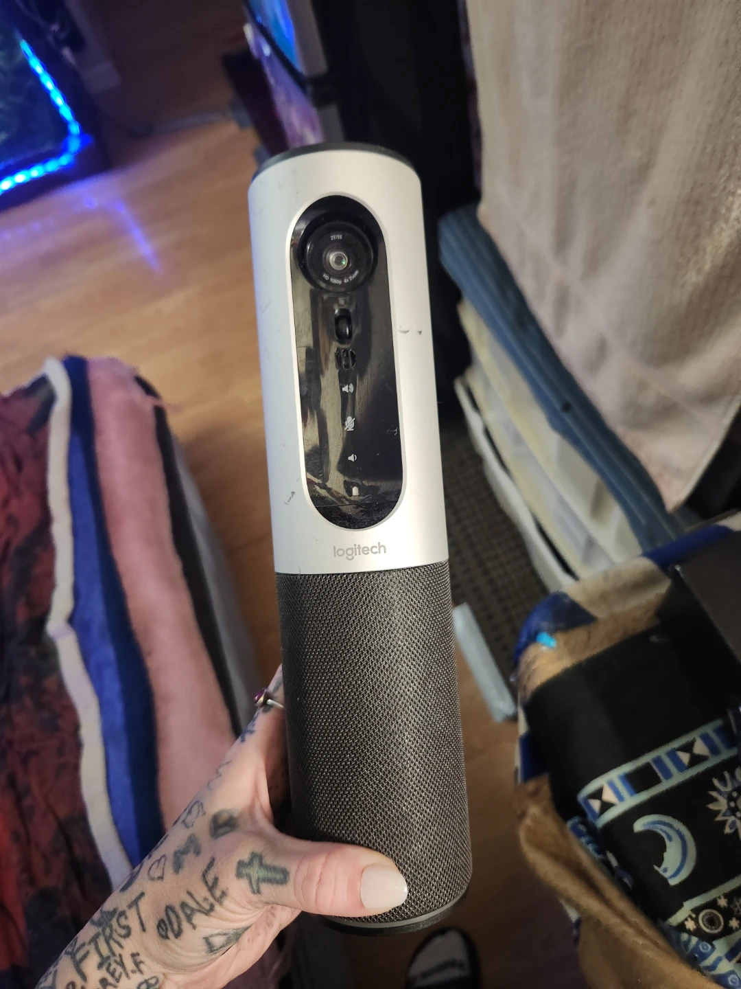Black and white portable speaker