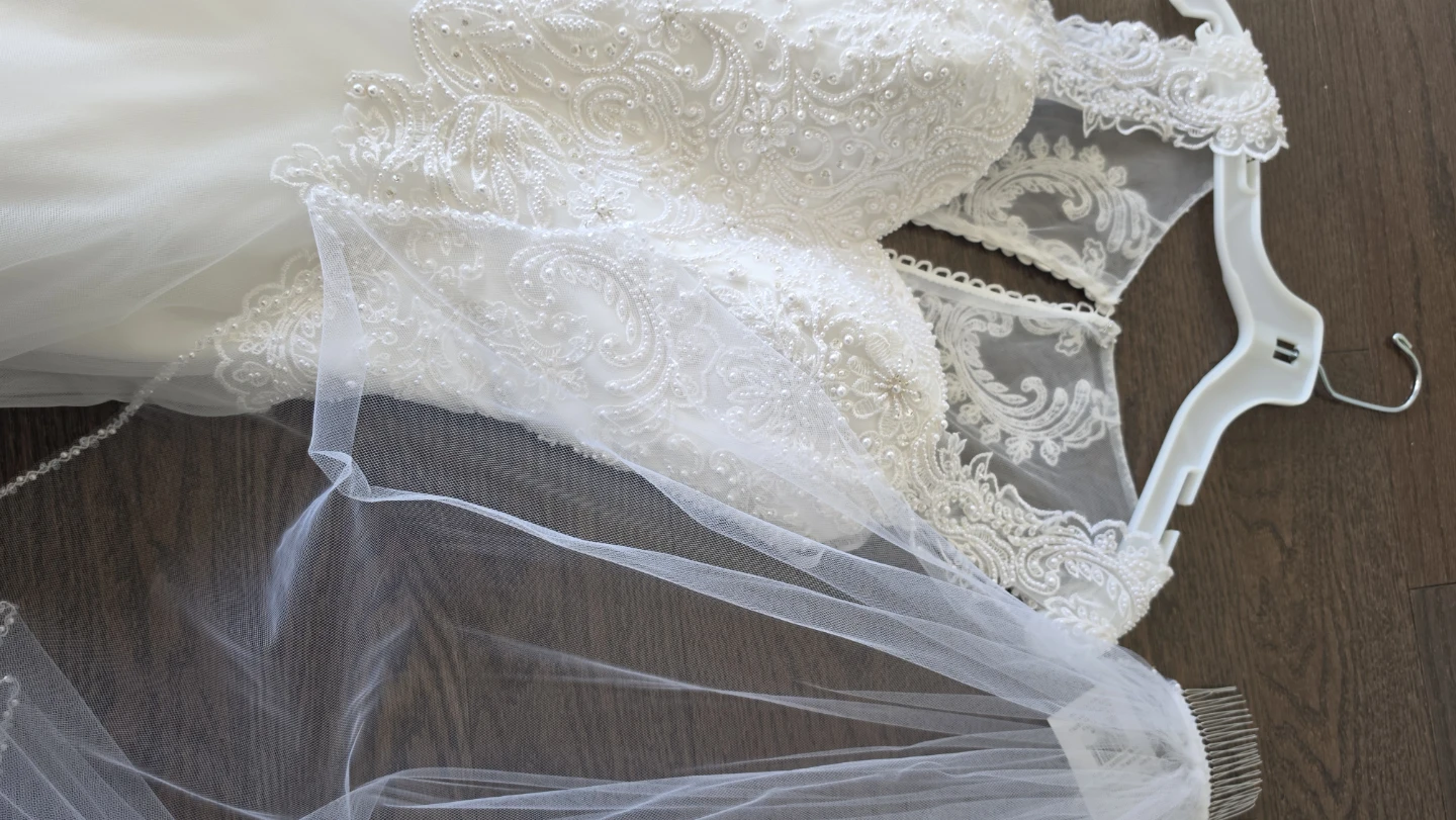 Brand New Wedding Dress (Size 6, altered to 4-6) – Never Worn! - photo 5