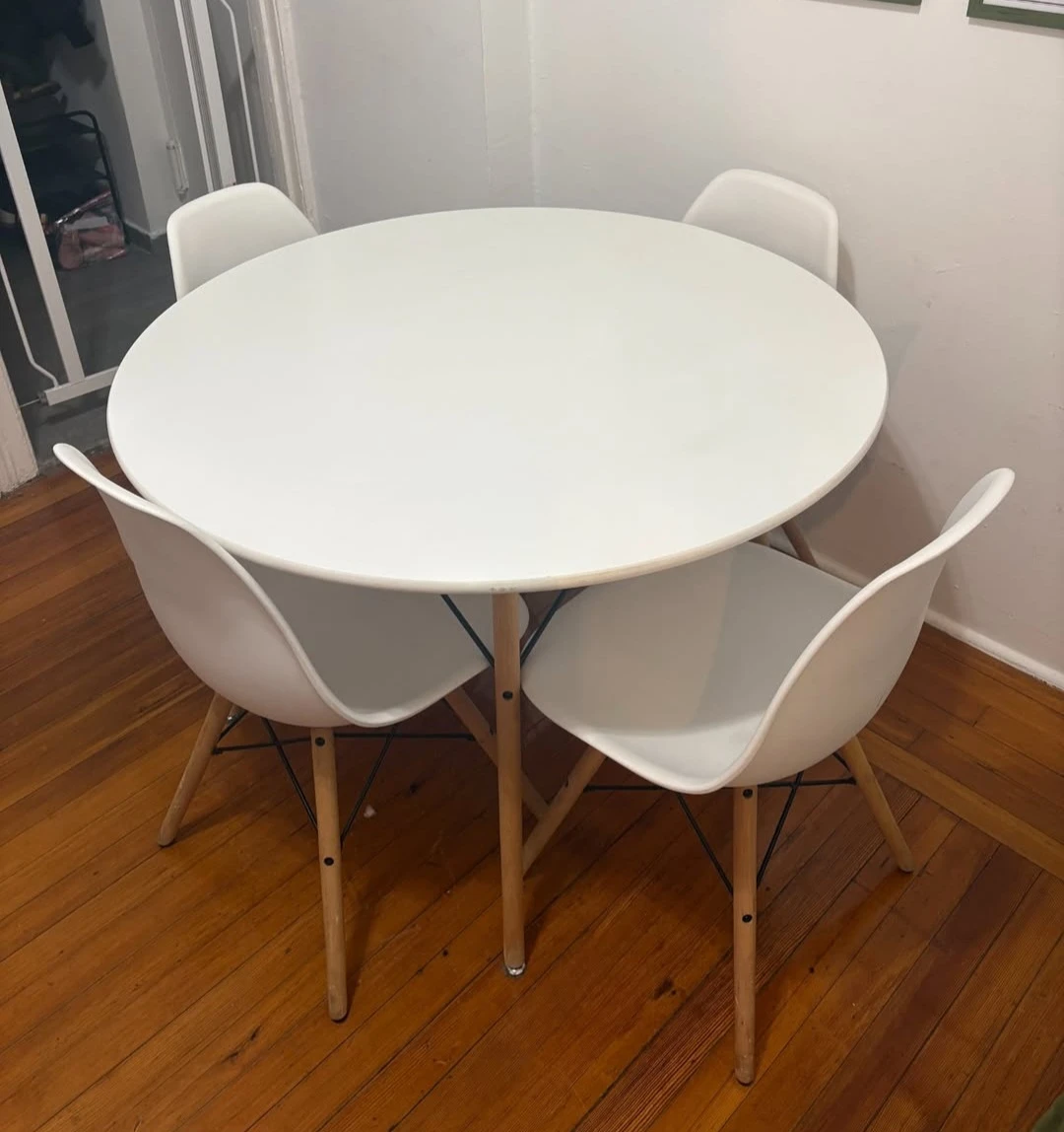 Like new White Round Dining Table with 4 Chairs