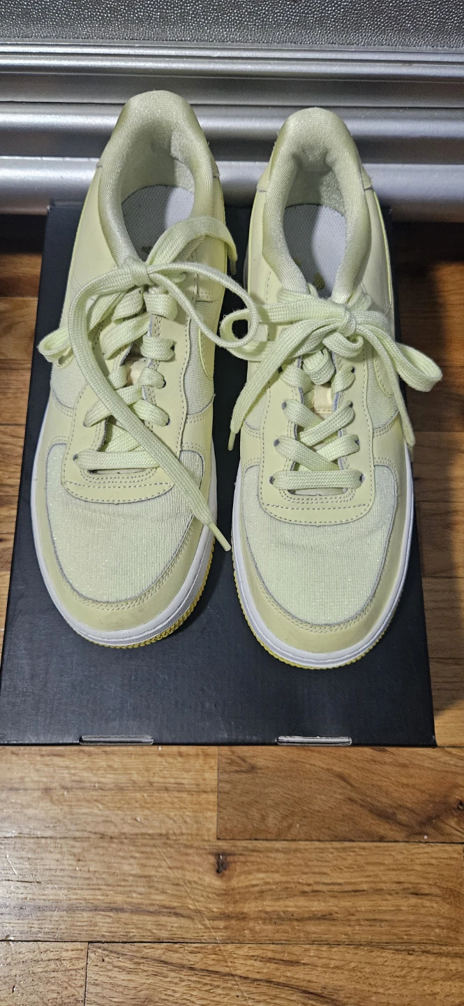 Women's Nike Air Force 1 LV8 GS in the 'Citron Tint' Size 7 - photo 2