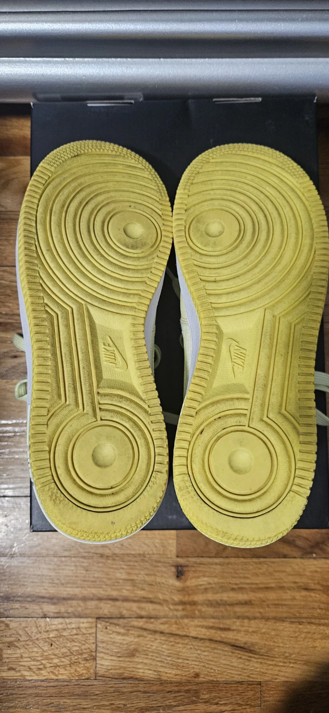 Women's Nike Air Force 1 LV8 GS in the 'Citron Tint' Size 7 - photo 4