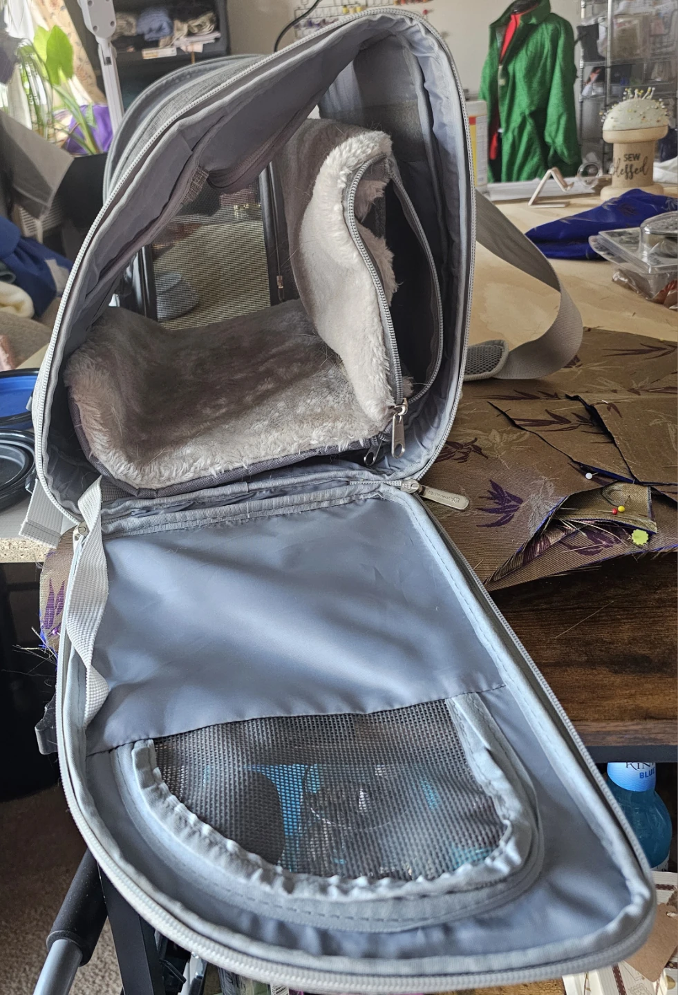 Mr. Peanut's Pet Carrier with 2 Collapsible Bowls - photo 2