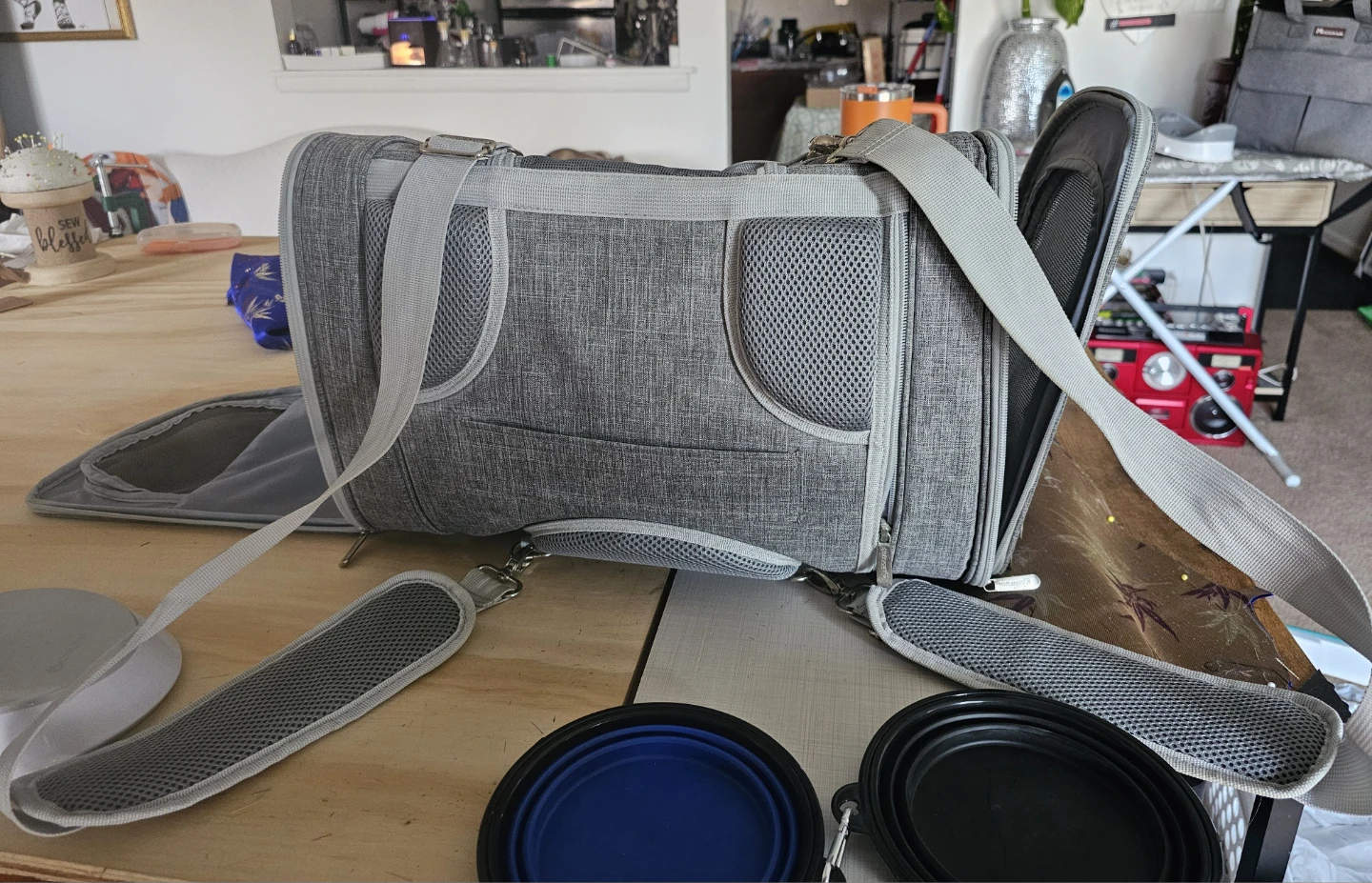Mr. Peanut's Pet Carrier with 2 Collapsible Bowls - photo 3