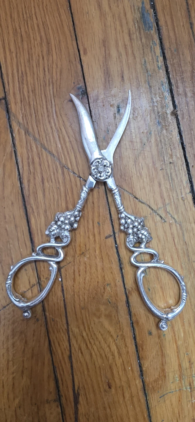 Vintage Ornate Silver Tone Embossed Grape Scissors - photo 2