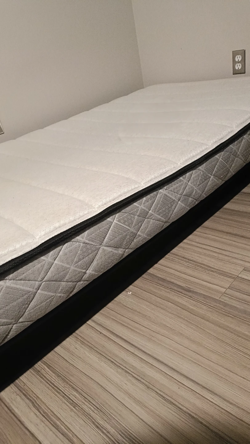 FREE SINGLE BED WITH FRAME, BLANKETS AND PILLOWS - photo 3