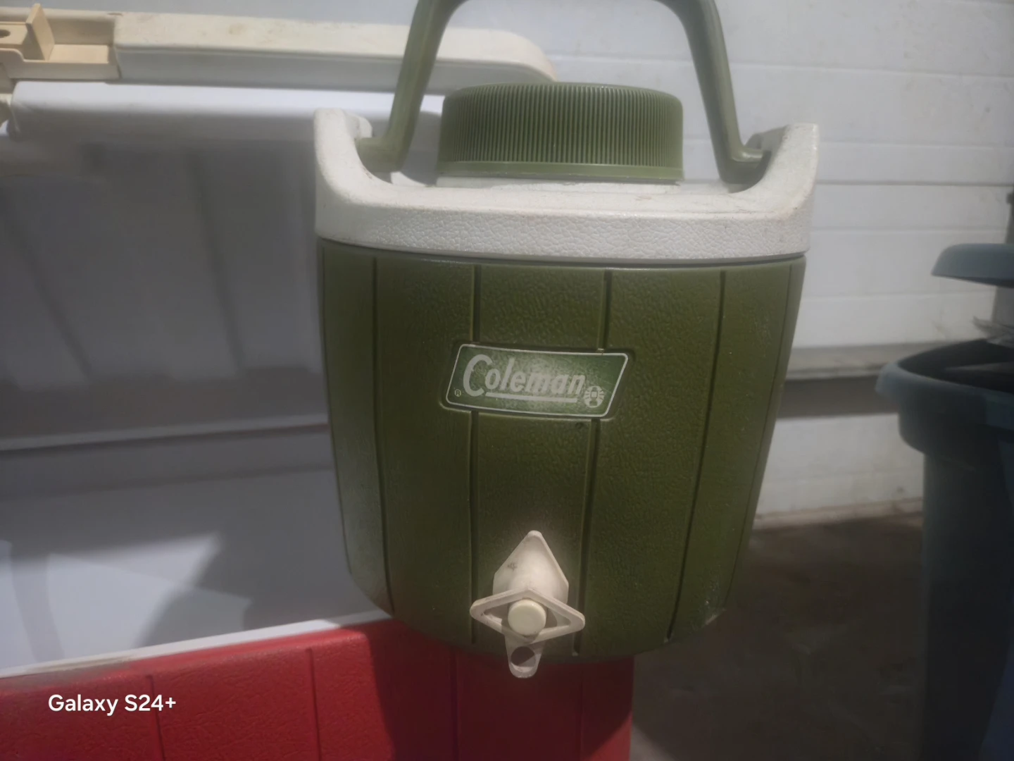 Coleman Poly-Lite Cooler with Jugs - photo 3