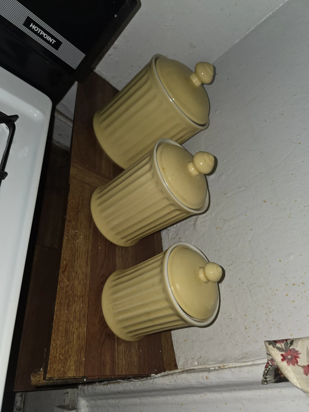 Set of 3 Yellow Ceramic Canisters with Lids - photo 2