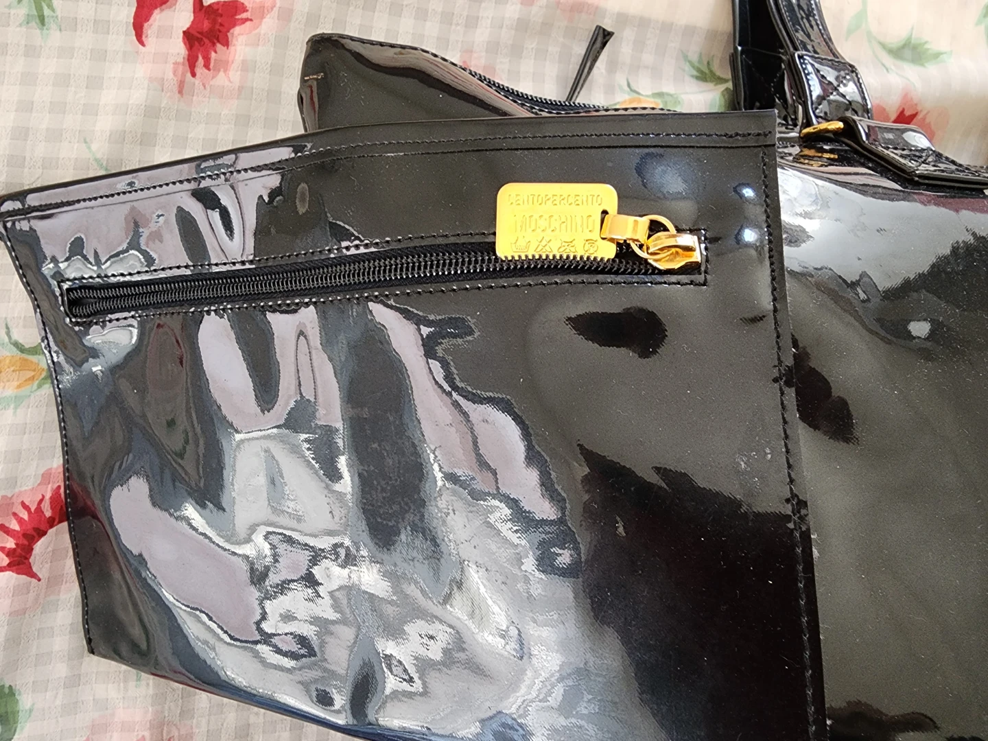 MOSCHINO Black Patent Tote Bag with Pouch - photo 4