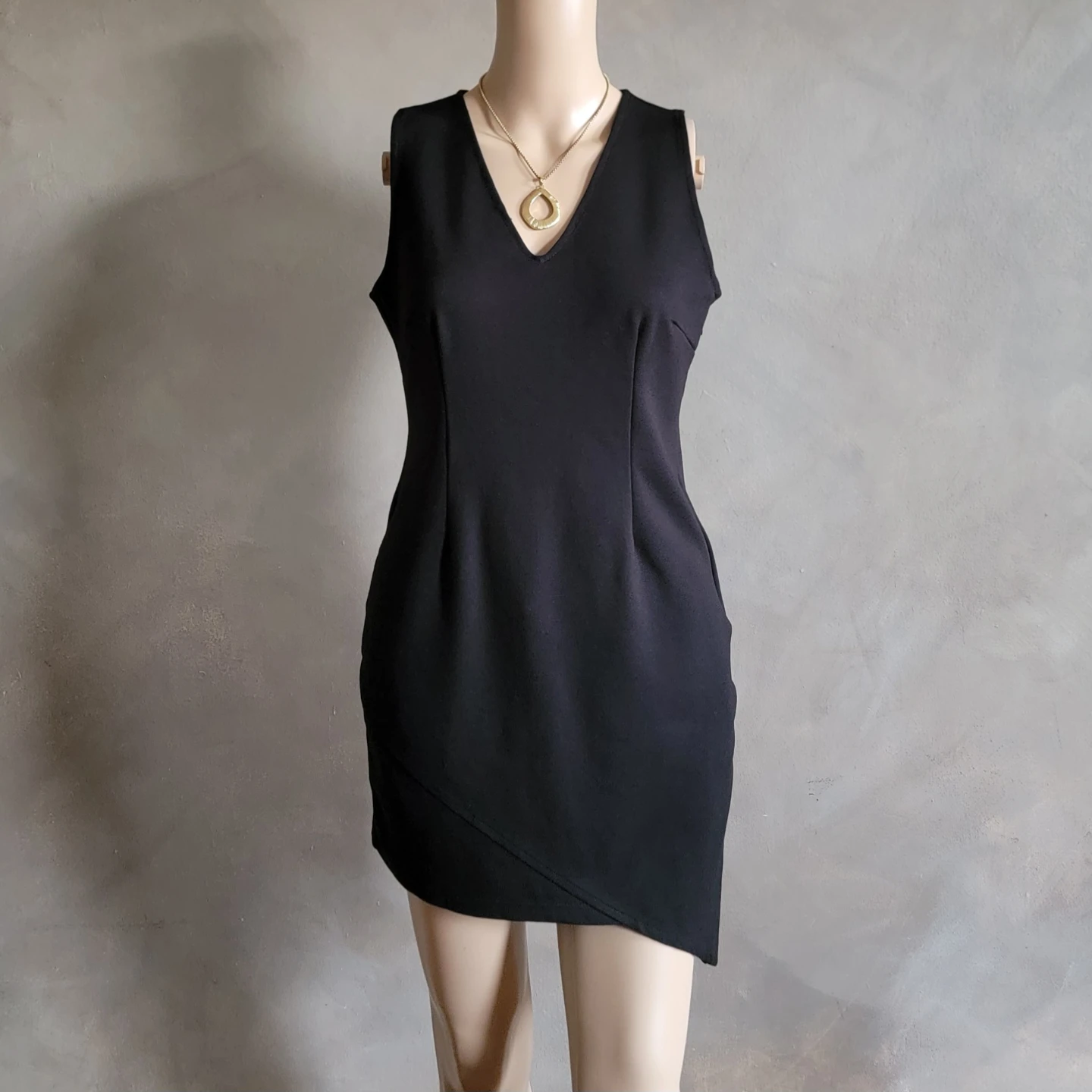 Black Sleeveless V-Neck Sheath Dress