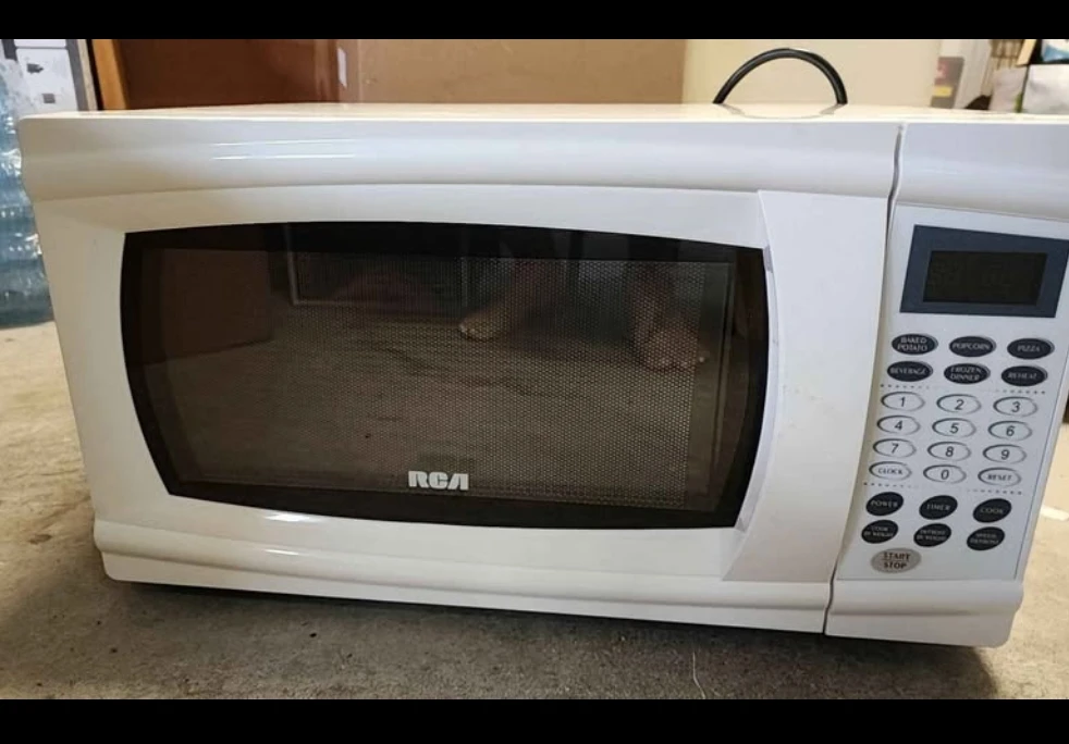 White RCA Microwave